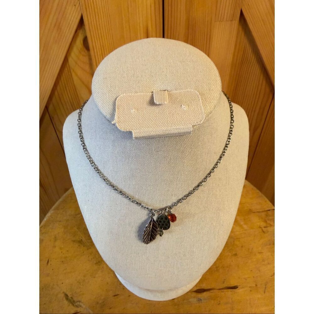 delicate necklace small charms, leaf-shaped pendant small red bead (7536)